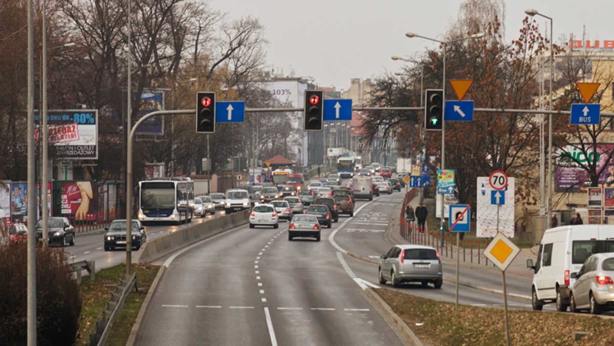 Potrzebna jest zmiana szkolenia kierowców - alarmują eksperci. A policja potwierdza - co 5 wypadek, to sprawka młodego kierowcy. Wprawdzie to statystyki z regionu tarnowskiego ale w pozostałych jest podobnie.