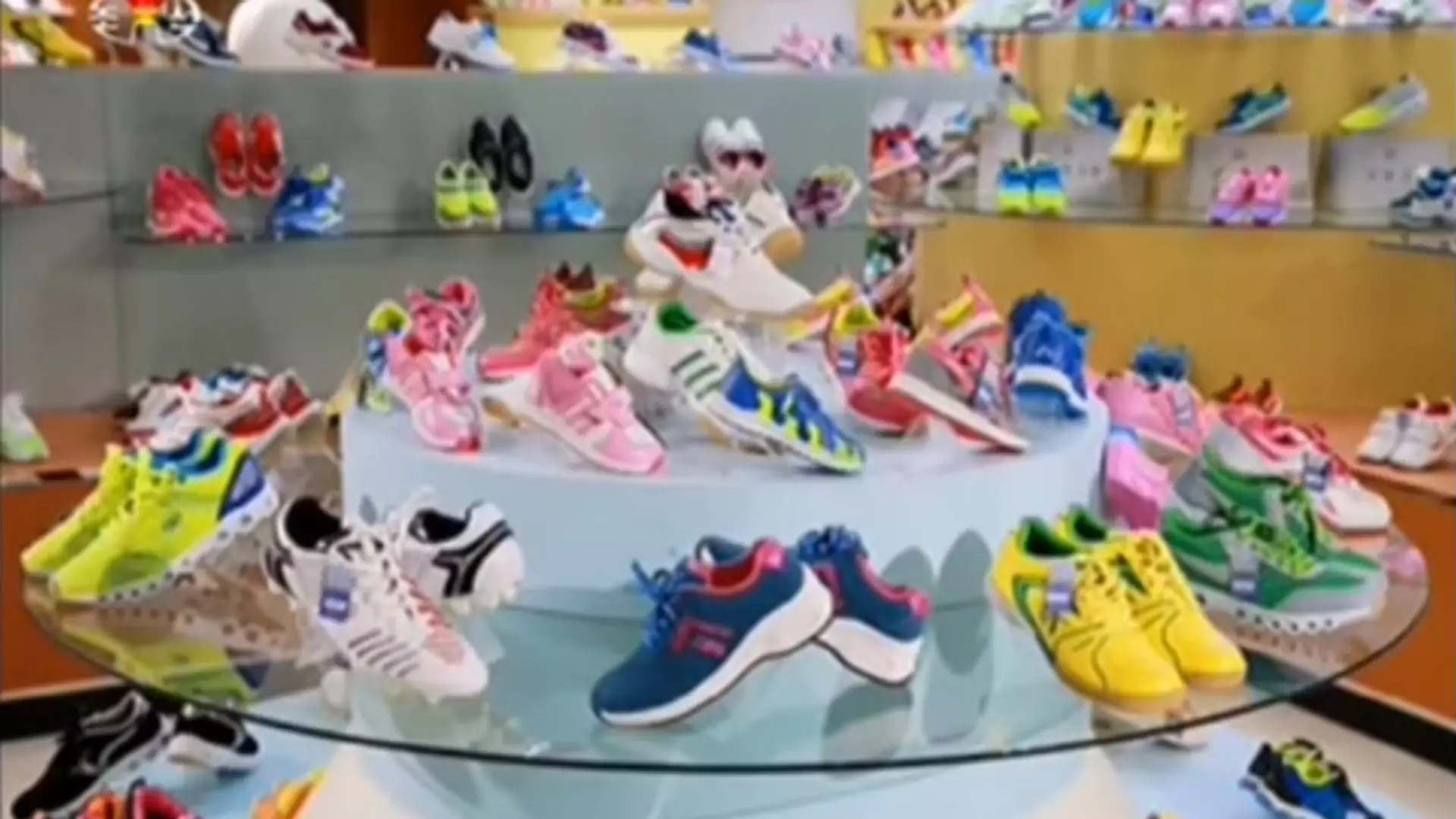 Kim Dzong Un chwali się fabryką z podróbami adidasa