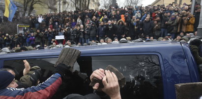 Gorąco na ulicach Kijowa. Prezydent odbity z rąk policjantów