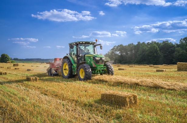 Jedynym rozwiązaniem, które daje szanse na przetrwanie rodzimego rolnictwa, jest – oprócz ograniczenia importu żywności spoza Unii – konsolidacja produkcji i „zmuszenie” agroholdingów do kupowania u polskiego rolnika.