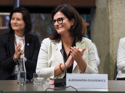 Aleksandra Dulkiewicz w stylizacji mocno inspirowanej Melanią Trump. Udana replika?