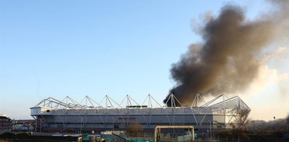 Kłęby czarnego dymu nad stadionem. Mecz został odwołany! Co się stało? [WIDEO]