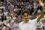 Roger Federer z ręką uniesioną w górę