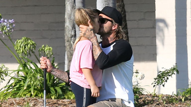 Urocze! David Beckham pociesza swoją 6-letnią córkę na polu golfowym