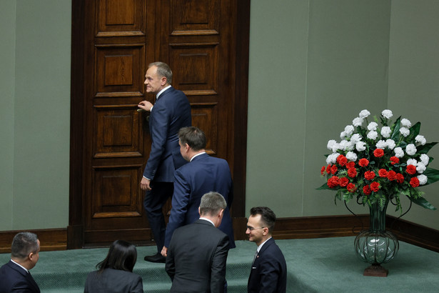 Przewodniczący PO Donald Tusk wychodzi z sali obrad Sejmu w Warszawie