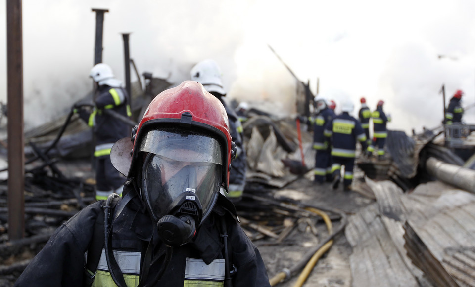 Pożar składu drewna, fot. PAP/Andrzej Grygiel