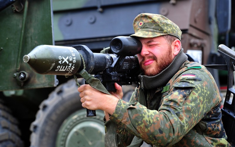 Temat ćwiczeń to prowadzenie międzynarodowej operacji lądowej w krajach nadbałtyckich, z użyciem sił i środków wojsk lądowych, sił powietrznych oraz piechoty morskiej państw NATO i partnerskich, na mocy artykułu V Traktatu Waszyngtońskiego. <br>Na zdjęciu: Niemiecki żołnierz, podczas ćwiczeń SABER STRIKE-15 na Poligonie Drawskim <br><br>fot. (mb/mr) PAP/Marcin Bielecki