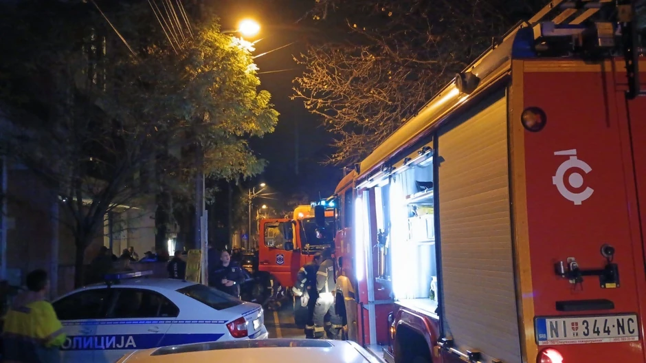 Vatrogasci - spasioci izvukli automobil koji je propao kroz garažni lift