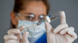 Przypadki wstrząsu po podaniu szczepionki przeciw SARS-CoV-2. Naukowcy sprawdzają, który składnik wywołuje alergię