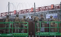 Trump zezwala wojsku na użycie broni i grozi zamknięciem granicy. "Mamy do czynienia z niebezpiecznymi ludźmi"