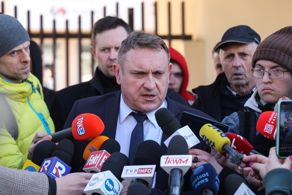 Warszawa, 09.03.2024. Przewodniczący NSZZ Rolników Indywidualnych „Solidarność” Tomasz Obszański (C) podczas wypowiedzi dla mediów przed Centrum Dialog w Warszawie. PAP/Paweł Supernak