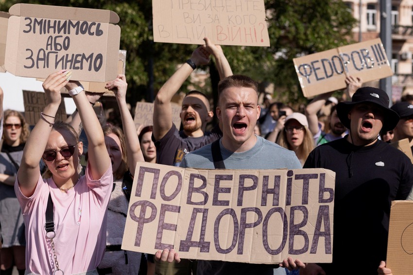Demonstranti podržavaju smenjenog ministra odbrane: Vratite Fedorova, piše na ovom transparentu | Foto: REUTERS/Thomas Peter