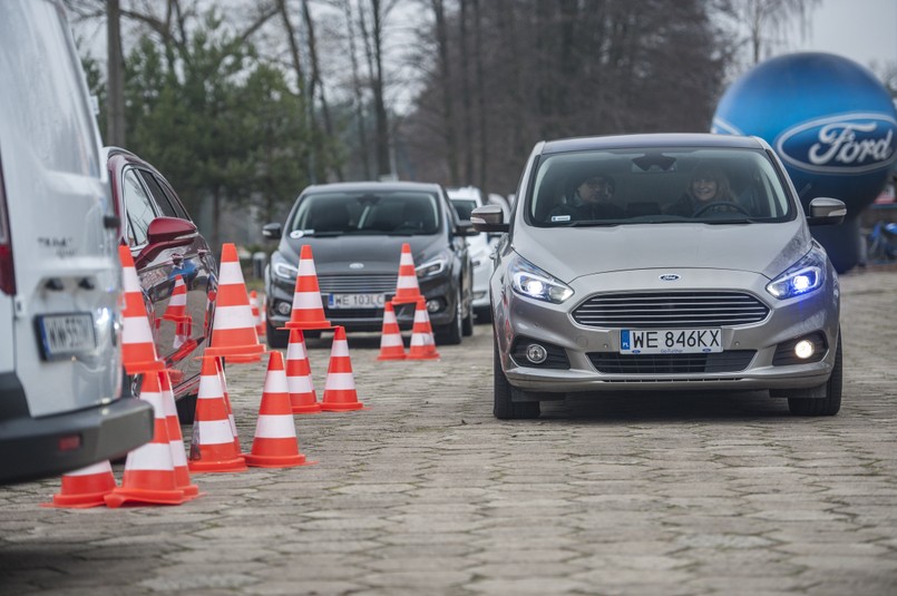 Ford s-max parkuje sam