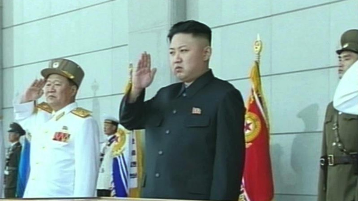 Kim Dzong Un salutuje Korea Północna