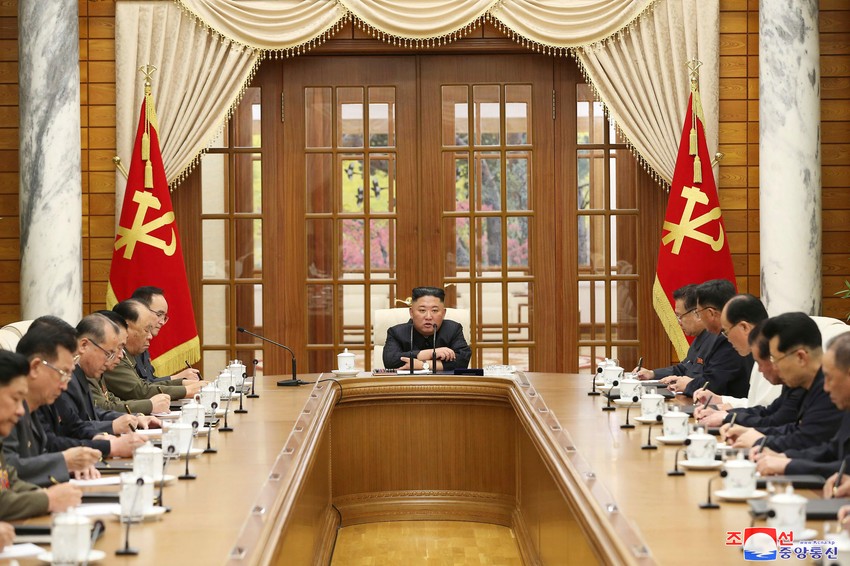 Kim Džong Un na sednici