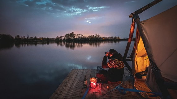 Nietypowe hotele: namioty na pływających platformach. 