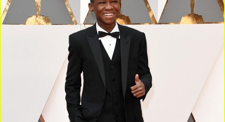 Abraham Attah gives thumb up on the 2016 Oscars red carpet