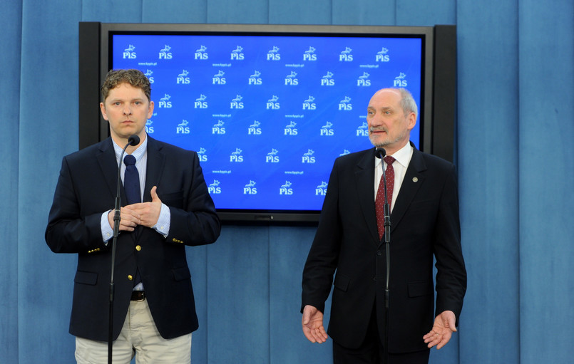 Marek Opioła i Antoni Macierewicz podczas konferencji. Fot. PAP/Grzegorz Jakubowski