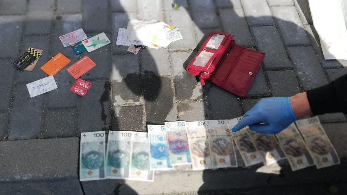 Opole: ukradł portfel i wyrzucił pieniądze do kosza na śmieci