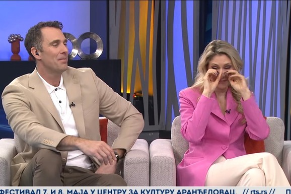 KRISTINA RADENKOVIĆ ZAPLAKALA U PROGRAMU UŽIVO Voditeljku slomila priča o roditeljima pevača: "Umro je za njom, nije mogao da izdrži"