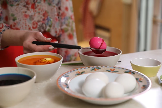 Ukrašavanje jaja gumicama za tegle