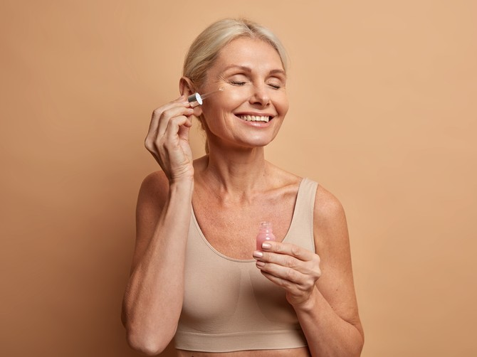 Retinol, ili vitamin A, smatra se čudom prirode i najdelotvornijim sastojkom u antiejdž kremama. 
