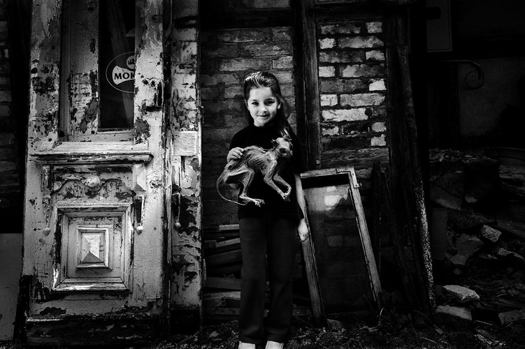 Ludzie, których fotografował Tomaszewski pozwolili mu na ingerencję w ich życie codzienne, na obserwację ich życia prywatnego