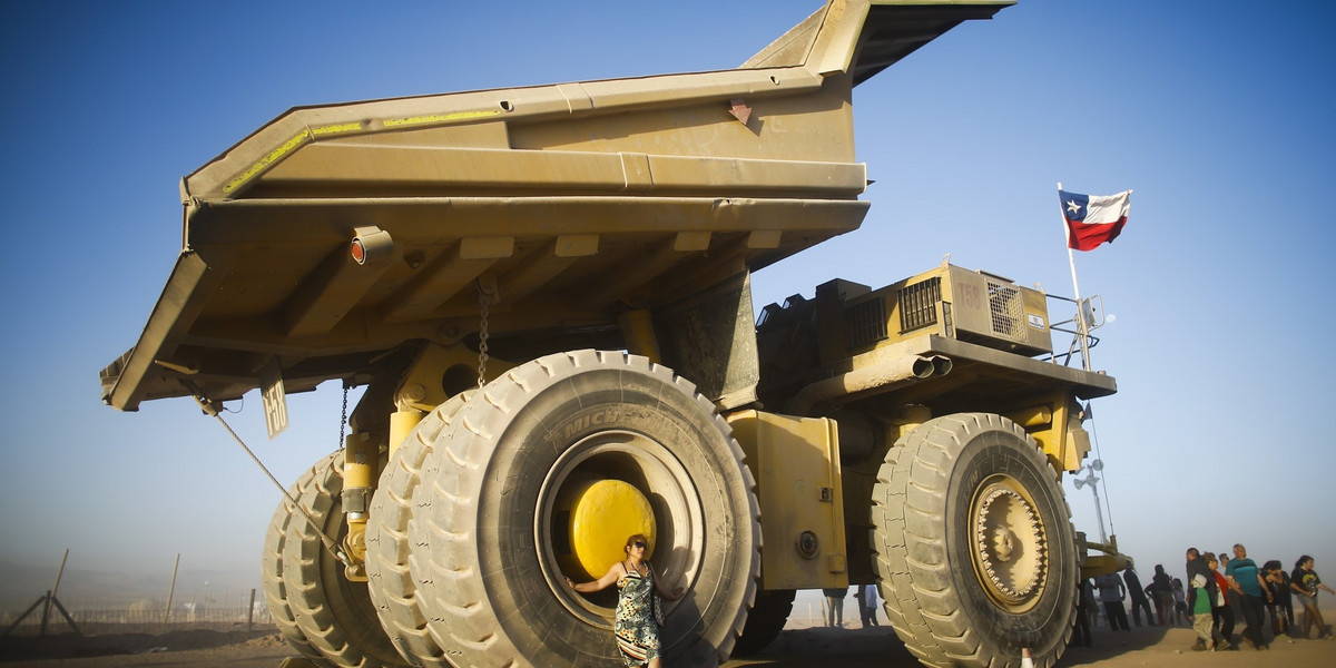 Gigantyczna ciężarówka do przewozu miedzi z kopalni w Chile. Strajk w jednej z największych placówek w kraju może odbić się na sytuacji cen surowca. 