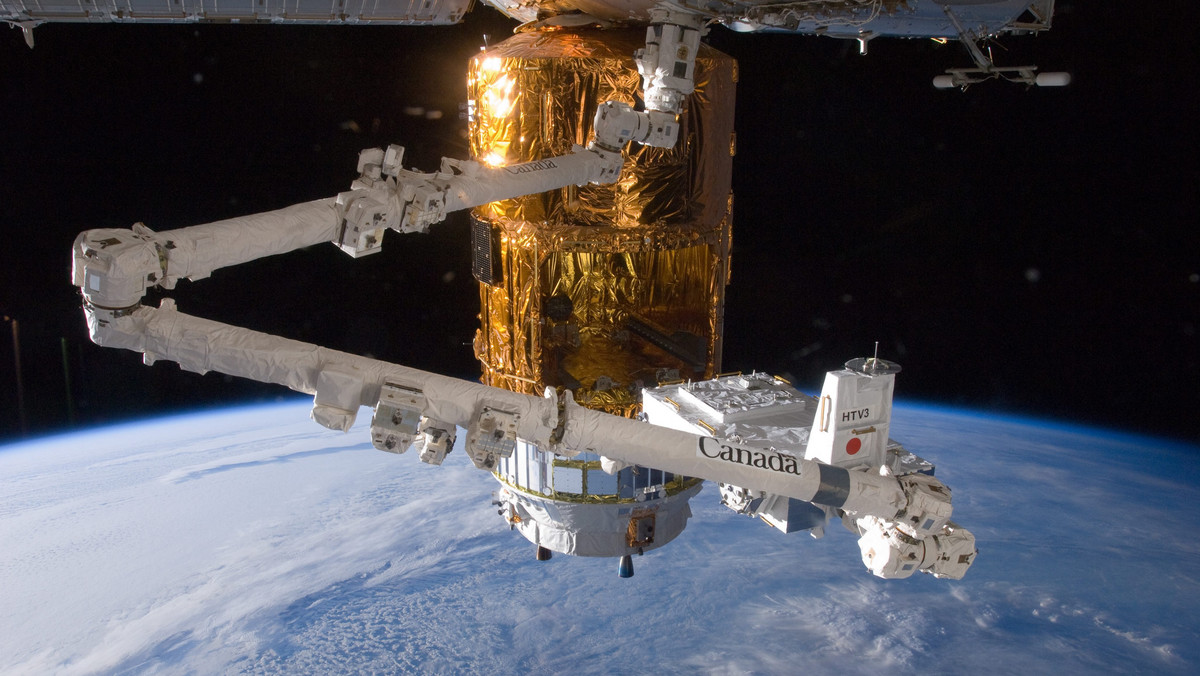 Dwaj rosyjscy kosmonauci z załogi Międzynarodowej Stacji Kosmicznej (ISS) wyszli w poniedziałek w otwartą przestrzeń kosmiczną. Na pokład ISS powrócili bezpiecznie po ponad sześciu godzinach.