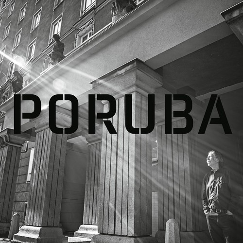 Ponoć jego muzykę się nie tylko sucha, ale ja się czuje. Dlatego kazdy wers, nawet jeśli język czeski okaże się za trudny do zrozumienia, odczuwamy tak, jakby ktoś nam opowiada historię. A w tym czeski bard jest mistrzem. Z sympatii do nas artysta zawarł tu też jeden utwór po polsku. Poruba to nazwa ostrawskiej dzielnicy, gdzie wszystko się zaczęło - pierwsze przyjaźnie, wielkie miłości, konflikty i bolesne rozczarowania. Sentyment za tym, co minęło nie przysłonił jednak muzykowi trzeźwej oceny dzisiejszych realiów. Owocem tej muzycznej podróży jest złożony album o znacznej dawce emocjonalnej. (nie płać wiecej niż 42 złote) Jaromir Nohavica 'Poruba', Magic Records