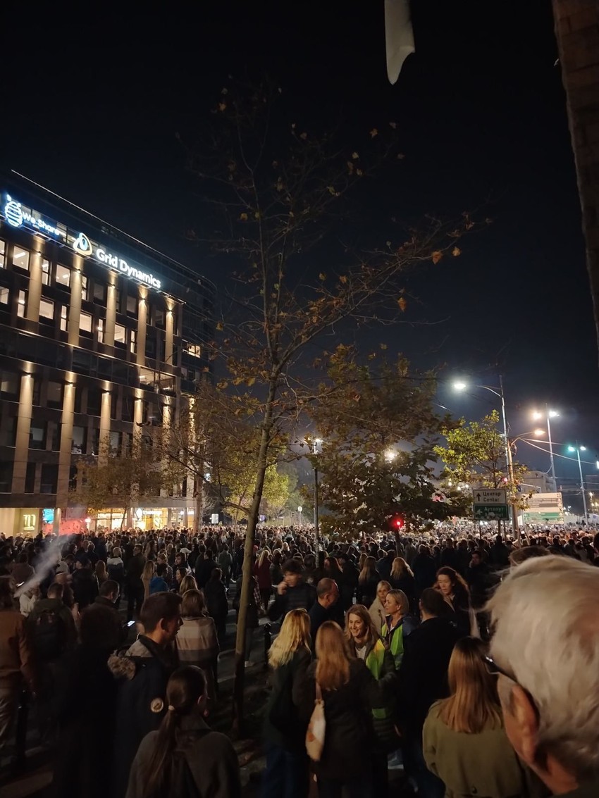 Okupljanje ljudi u Takovskoj i na Bulevaru kralja Aleksandra