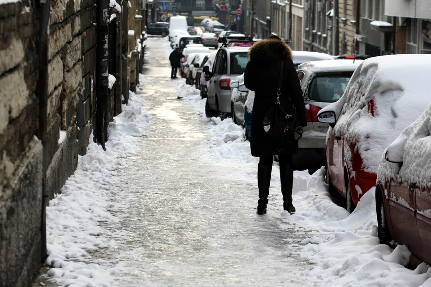 Mnogi trotoari su i dalje pod snegom i ledom