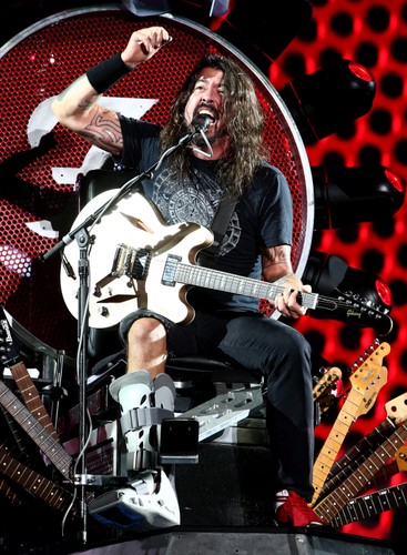 Dave Grohl podczas występu na koreańskim Ansan M Valley Rock Festival 2015
