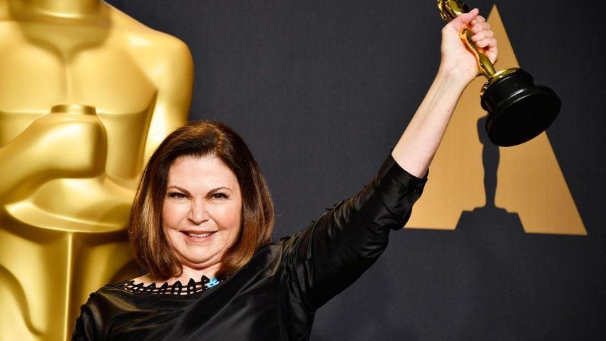 Kostimografkinja Kolin Atvud drži Oskara dodeljenog 2017. godine za Fantastične zveri i gde ih naći. Oskar je uništen u požaru koji je zahvatio Los Anđeles | Foto: Getty Images