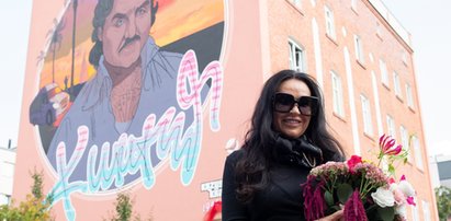 Ewa Krawczyk odsłoniła mural swojego męża w Opolu. Czy Krzysztof Krawczyk wygląda na nim tak, jak wyglądał naprawdę? ZDJĘCIA