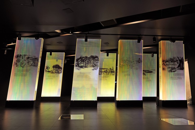 Brama Poznania jest miejscem opowiadającym, o losach (historycznych i współczesnych) Ostrowa Tumskiego i o znaczeniu, jakie miejsce to ma dla tożsamości współczesnych Polaków. To tutaj wznosił się najpotężniejszy gród księcia Mieszka I, pierwszego historycznego władcy Polski. Obiekt zlokalizowany jest w najstarszej części Poznania, nad rzeką Cybinią, w sąsiedztwie katedralnej wyspy.
<br><br>
(fot. Ł.Gdak/www.bramapoznania.pl)