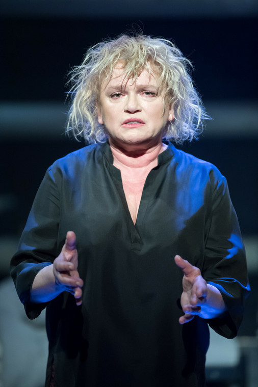 Katarzyna Figura na scenie Teatru "Wybrzeże" w sztuce "Emigrantki", 2021 r.