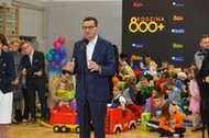 Marlena Maląg, Mateusz Morawiecki i Anita Czerwińska na konf. z okazji Międzynarodowego Dnia Rodzin. Otwock, 15.05.2023 r.