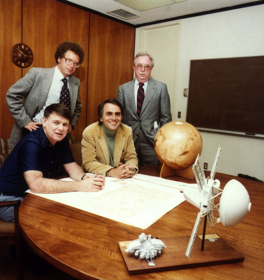 Carl Sagan (w kremowej marynarce), Bruce Murray, Louis Friedman, czyli założyciele Stowrzyszenia Planetarnego. Mężczyzna z tyłu, po lewej, to Harry Ashmore, dziennikarz, laureat nagrody Pullitzera.