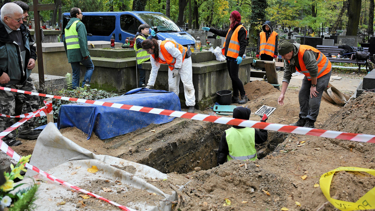 Szczątki trzech osób znaleźli badacze z IPN na cmentarzu Rakowickim podczas prowadzonych od wczoraj poszukiwań ofiar UB. Ich tożsamość potwierdzą badania identyfikacyjne – poinformował naczelnik pionu śledczego krakowskiego IPN prok. Waldemar Szwiec.