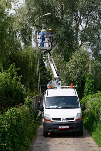Poznań. Pracownicy firmy energetycznej usuwają skutki nawałnicy