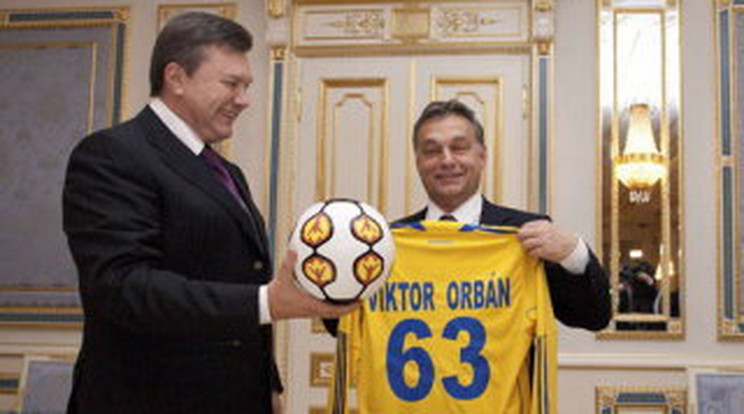 Orbán jó nagy ruhát kapott