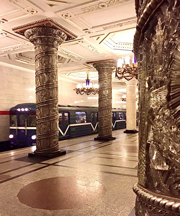 Avtovo to stacja na linii metra w Sankt Petersburgu. Zaprojektowana przez architekta (Yevgenii Levinson), została otwarta jako część pierwszej linii metra w Leningradzie 15 listopada 1955 r. "The Guardian" umieścił ją na liście 12 najpiękniejszych stacji metra na świecie. Unikalny i bogato zdobiony projekt obejmuje kolumny licowane ozdobnym szkłem wyprodukowanym w fabryce Łomonosowa.