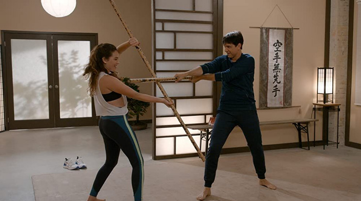 Az egykori Karate kölyök, Daniel LaRusso (Ralph Macchio) éppen lányát, a küzdősportokért ugyancsak érdeklődő Samanthát (Mary Mouse) edzi / Fotó: Netflix