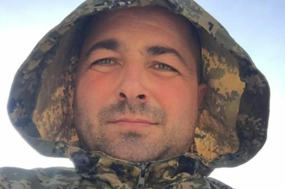 Bio je ludo zaljubljen u lepu voditeljku, učestvovao u rijal