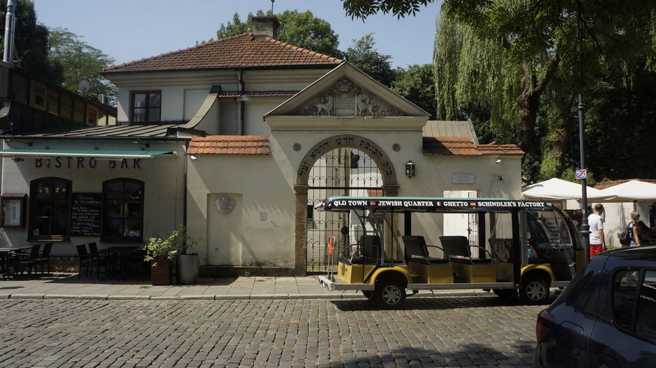 Synagoga ReMU przy ulicy szerokiej w Krakowie. Skromne wejście skrywa bardzo ciekawe miejsce.