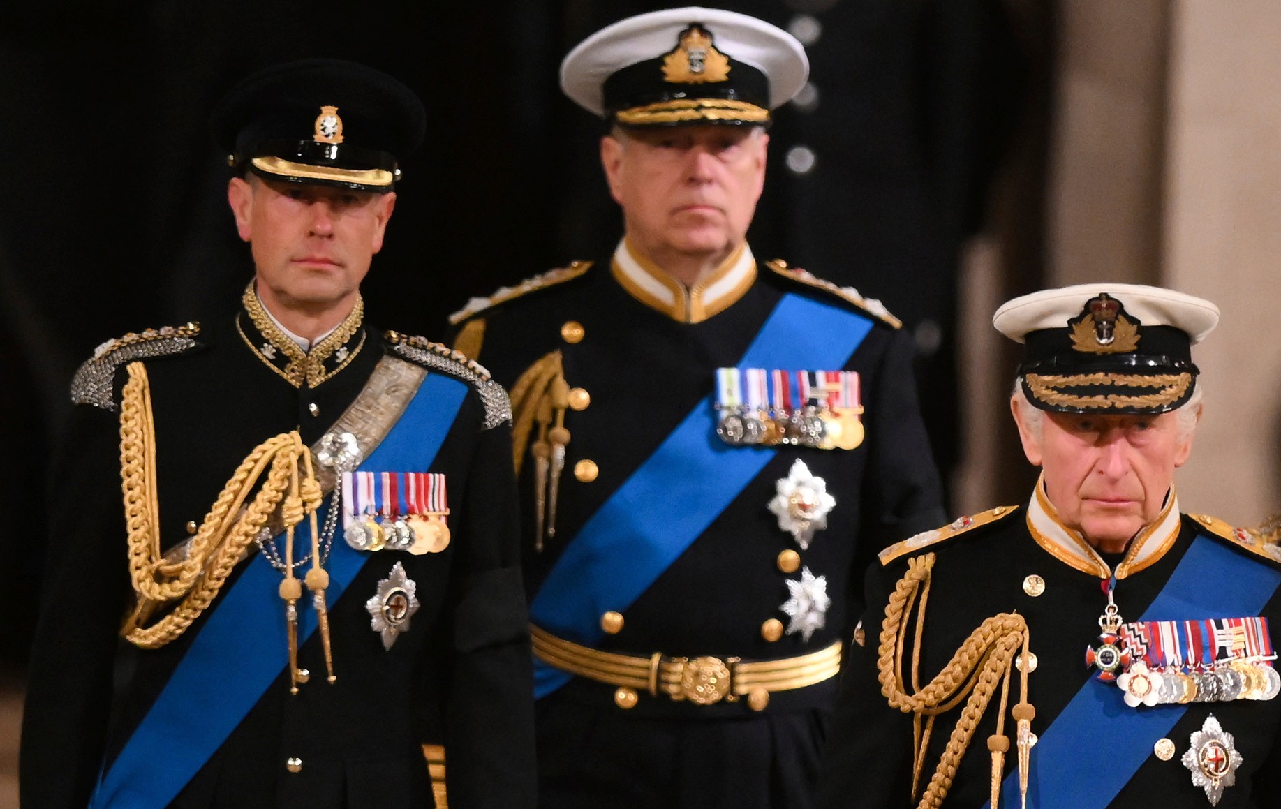 Všetci traja synovia Alžbety II. - sprava britský kráľ Karol III., princovia Andrew a Edward v slávnostných uniformách.