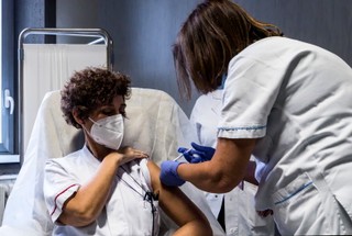 Ile osób można zaszczepić w tydzień? Rekord Neapolu z 1973 roku