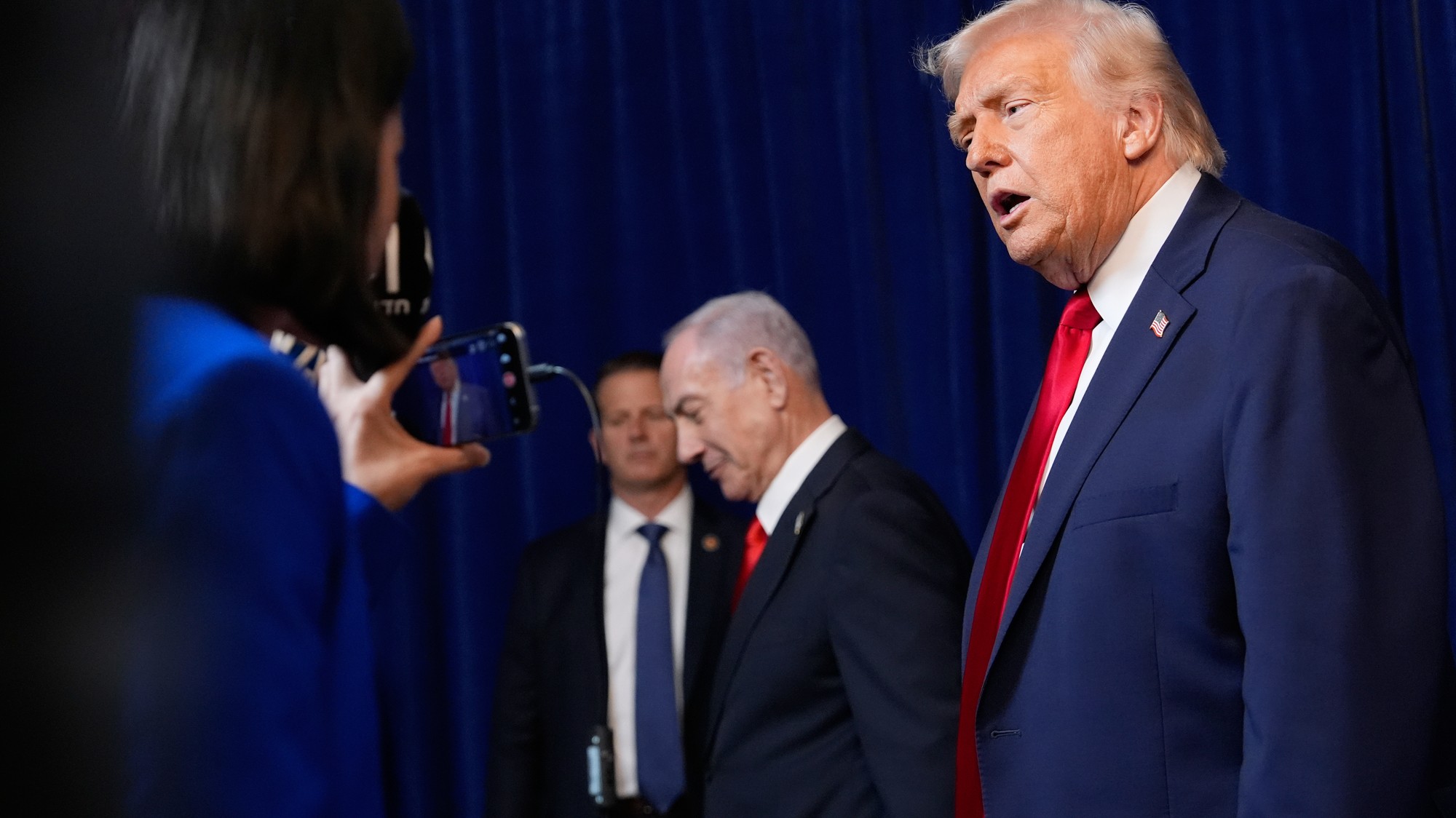  Americký prezident Donald Trump (vpravo) odpovedá na otázku novinárky po spoločnej tlačovej konferencii s izraelským premiérrom Benjaminom Netanjahuom (druhý sprava).