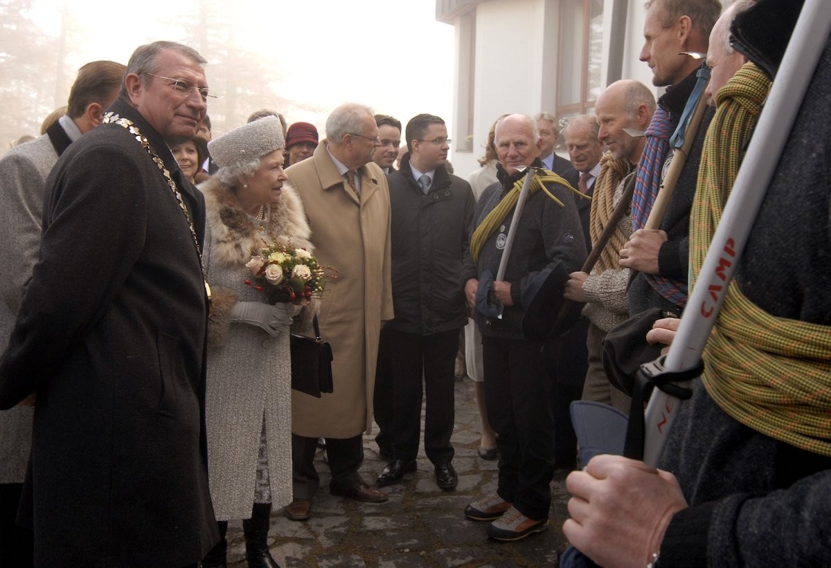 Na snímke  britská kráľovná Alžbeta II. (druhá zľava v popredí), princ Philip  (štvrtý sprava), prezident SR Ivan Gašparovič (tretí zľava v popredí), prvá dáma SR Silvia Gašparovičová (naľavo od kráľovnej v pozadí) a primátor mesta Vysoké Tatry Ján Mokoš (vľavo v popredí)  na stretnutí s horskými vodcami na Hrebienku vo Vysokých Tatrách 24.októbra 2008.